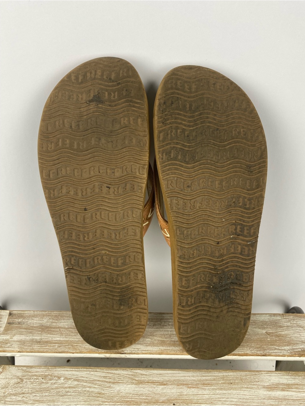 Reef Women's Beachbreak Flip Flop Sandals in tan embroidered strap detail size 9 - Picture 12 of 12